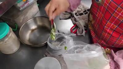 (ویدئو) غذای خیابانی در تایوان؛ پخت ده ها مرغ در یک تنور فلزی متفاوت