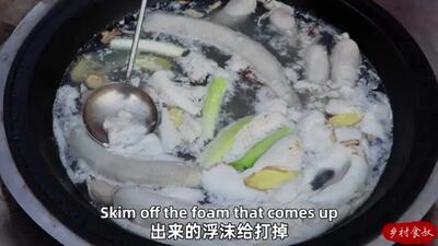 (ویدئو) پخت ران 3 کیلویی بره در روده بره به شیوه متفاوت آشپز روستایی چینی