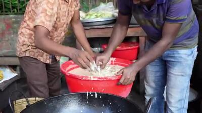 (ویدئو) غذای خیابانی در بنگلادش؛ پخت انواع اسنک به روش آشپزهای مشهور