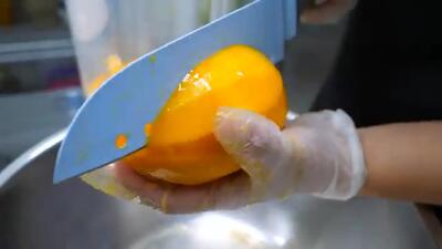 (ویدئو) چگونه تایوانی ها با هندوانه، انبه و... بستنی تهیه می کنند؟