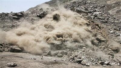 (ویدیو) لحظه وحشتناک ریزش کوه در جاده استان ایلام