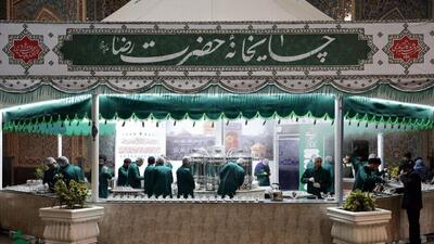 تصاویری زیبا از همخوانی خادمان در چایخانه حضرت رضا(ع) | ویدئو
