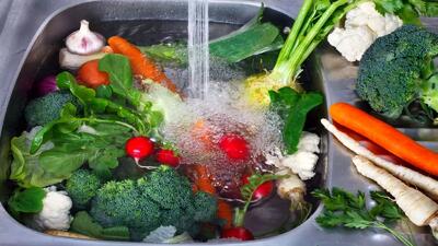 5 روش اصولی ضدعفونی میوه و سبزیجات / از نمک و سرکه تا مواد شوینده