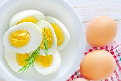 چه افرادی باید در مصرف تخم‌مرغ احتیاط کنند؟