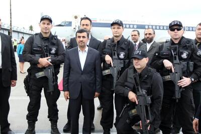 تصویری متفاوت از احمدی‌نژاد در میان نیروهای تفنگ‌بدست! / عکس