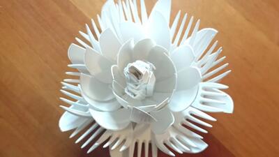 نحوه استفاده از چنگال پلاستیکی و قاشق پلاستیکی برای ساخت گل/گل سفید زیبا
