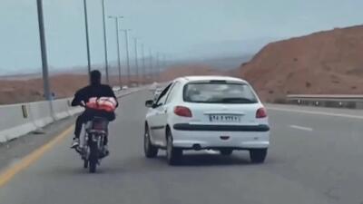 ببینید / کل کل خطرناک پژو ٢٠۶ و موتورسیکلت در اتوبان قم - تهران