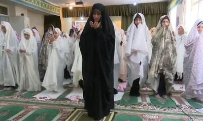 (ویدئو) پخش اقامه نماز جماعت به امامت یک زن روی آنتن تلویزیون