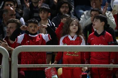 ببینید | خوشحالی هوادار خردسال پرسپولیس پس از گل دوم سرخ‌ها مقابل چشمان هواداران نساجی