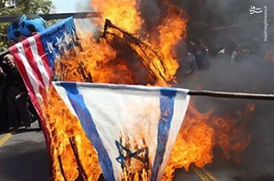 فیلم/ آتش زدن پرچم آمریکا و اسرائیل در نیویورک‌سیتی