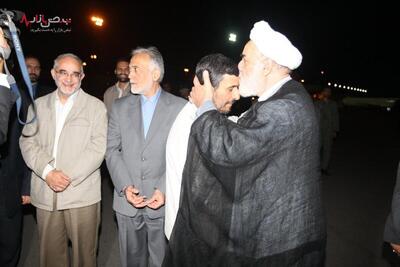 بوسه گلپایگانی بر پیشانی احمدی‌نژاد روی باند فرودگاه! + عکس