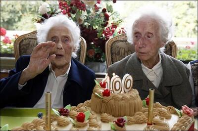 جشن تولد دوقلوهای 100 ساله در بلژیک + تصاویر