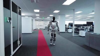 ربات انسان‌نمای تسلا در کارخانه مشغول به کار شد + فیلم