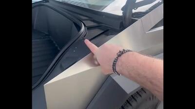 مالک سایبرتراک در تلاش برای نشان دادن ایمنی خودرو انگشت خود را می شکند! - اندیشه معاصر