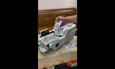 دستگاه شمارش پول که می‌تواند اسکناس تقلبی را تشخیص دهد (فیلم)