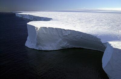 عکس خاص از یک کوه یخی بزرگ که تحسین جامعه بین المللی عکاسان را همراه خود دارد