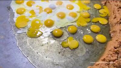 لذت خوردن یک املت غول پیکر با ۱۰۰ تخم مرغ !