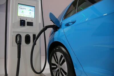 گرانی بنزین عامل خرید خودرو‌های برقی؟ | اقتصاد24
