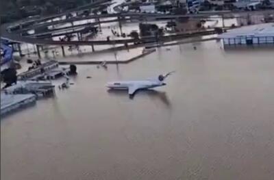 ببینید / سیل در برزیل؛ فرودگاهی که دریاچه شده و هواپیمایی که زیر آب رفته