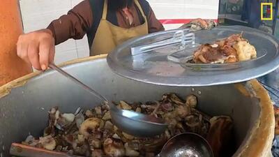 (ویدئو) غذای خیابانی در افغانستان؛ فرآیند پخت و سرو آبگوشت محبوب افغان ها