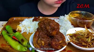(ویدئو) غذاخوردن با صدا به سبک دختر جوان تایلندی؛ 1.1 کیلو چلو جگروسنگدان مرغ