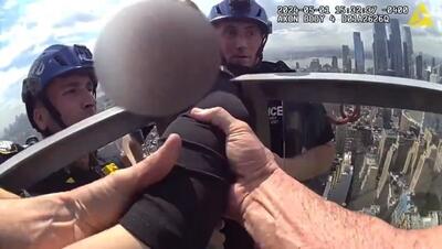 (ویدئو) لحظات نفس‌گیر نجات یک زن از لبه طبقه ۵۴ آسمان‌خراش
