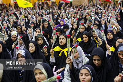 تصاویر: اجتماع ۵ هزار دختر دانشجو به مناسبت روز دختر در حرم بانوی کرامت