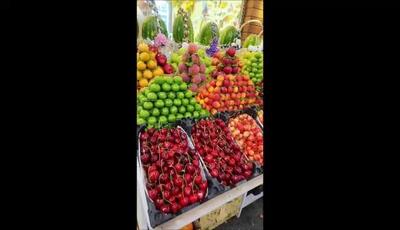 خلاقیت منحصر بفرد یک میوه فروش در چیدمان میوه هایش برای جلب مشتری / محاله رد بشی نخری