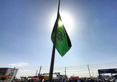 اهتزاز پرچم 144 متری حرم امام رضا (ع) در میدان نماز اسلامشهر - تسنیم