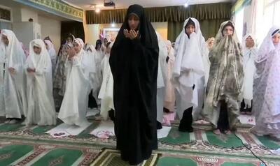 واکنش مجری برنامه سلام صبح بخیر به اقامه نماز با امام جماعت خانم! +ویدئو