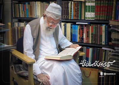 عکس | پوشش و چهره‌ی متفاوت آیت الله خامنه‌ای در کتابخانه‌ی شخصی | پایگاه خبری تحلیلی انصاف نیوز
