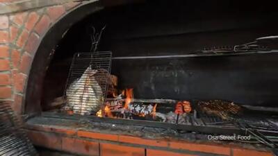 (ویدئو) غذای خیابانی در عراق؛ ماهی کپور کبابی زغالی به سبک آشپز خیابانی مشهور