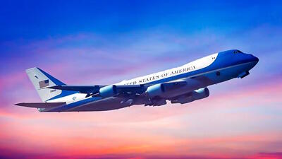 چه هواپیماهای دیگری جت حامل رییس جمهور ایالات متحده را همراهی می کنند؟