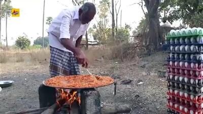 (ویدئو) غذای روستایی در هند؛ پخت املت غول پیکر به سبک پدربزرگ هندی