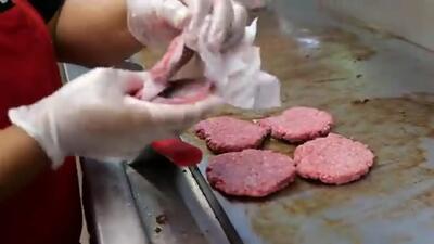 (ویدئو) غذای خیابانی در آمریکا؛ فرآیند پخت برگر مشهور نیویورکی
