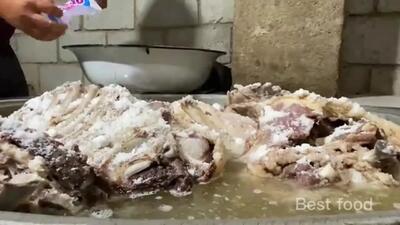 (ویدئو) پخت 60 کیلو گوشت گوسفند به روش متفاوت آشپز روستایی ازبکستانی