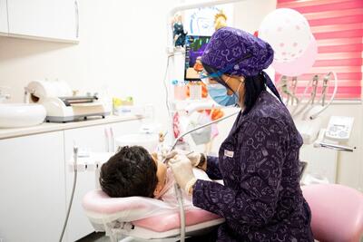 چرا بچه‌ها از دندانپزشک می‌ترسند؟ | ۱۴ توصیه مهم به والدین برای کاهش اضطراب کودکان