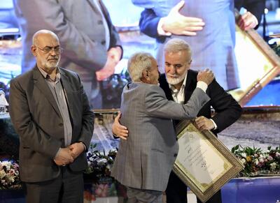 شب شعر ملی شیراز در باغ جهان نما برگزار شد