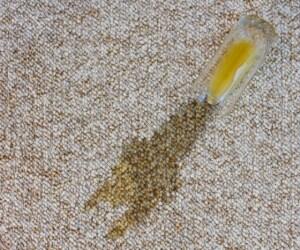 12 محلول قوی خانگی برای تمیز کردن آسان لکه فرش
