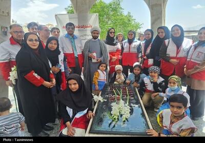 حضور نوجوانان و جوانان و تعدادی از اعضای خانه های هلال بیرجند در گلزار شهدای بیرجند- عکس صفحه استان تسنیم | Tasnim