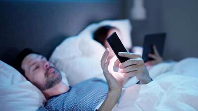 چرا نباید قبل از خواب از تلفن همراه استفاده کرد؟ چگونه می‌توان این عادت را ترک کرد؟