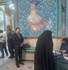 حرکت عجیب آقای وزیر، وسطِ حسینیه ارشاد سوژه شد(تصاویر) - عصر خبر