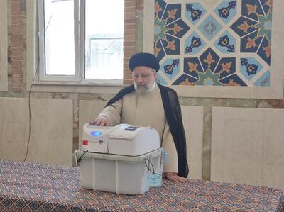 رئیس‌جمهور رای خود را ثبت کرد/ رئیسی: مجلس قوی در کنار دولت قوی ایرانی قوی را رقم می‌زند