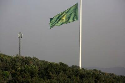 اهتزاز بزرگ‌ترین پرچم رضوی بر بلندای برج پرچمی در تهران