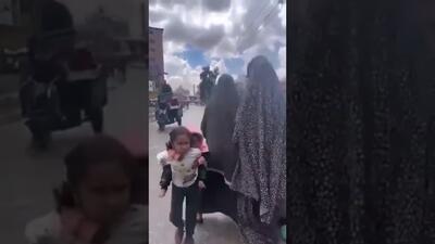 ببینید / فیلم متاثر‌کننده از دختر بچه کوچک در حال فرار از رفح که خواهرش را حمل می‌کند