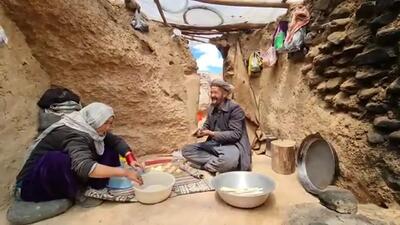 (ویدئو) پخت پیراشکی به روش سنتی یک زوج غارنشین افغانستانی