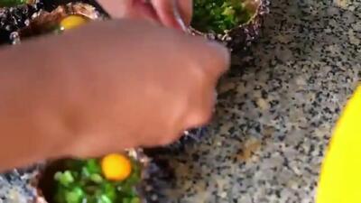 (ویدئو) غذای خیابانی در ویتنام؛ پخت املت تخم بلدرچین در دل خارپشت دریایی