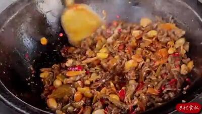 (ویدئو) غذای روستایی در چین؛ نحوه پخت خورشت دل و سنگدان مرغ