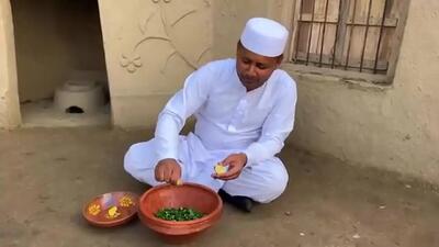 (ویدئو) طرز تهیه ماهی کاری به روش یک آشپز روستایی مشهور پاکستانی