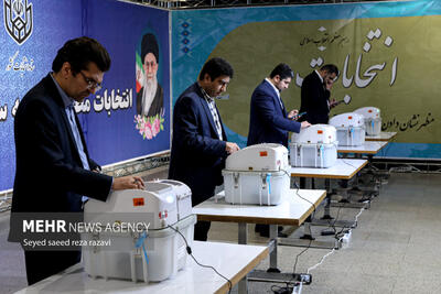 صف انتخابات در یکی از کارخانه‌های ملایر